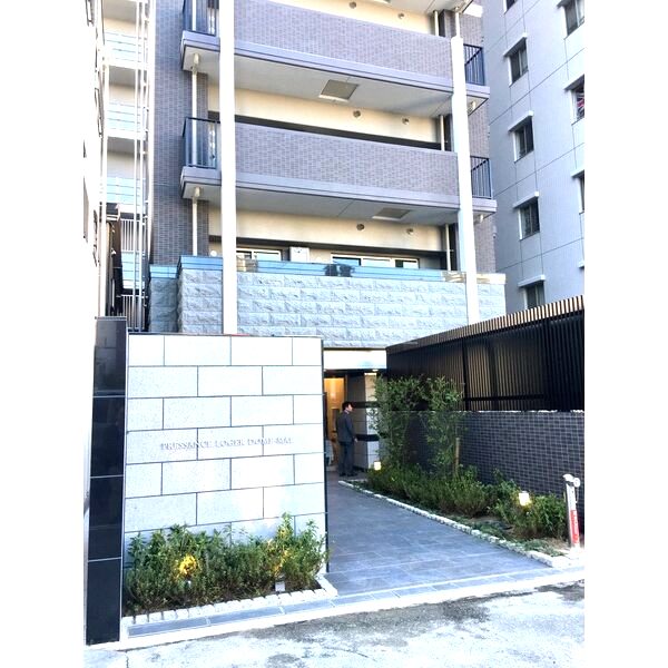 プレサンスロジェドーム前の外観2枚目